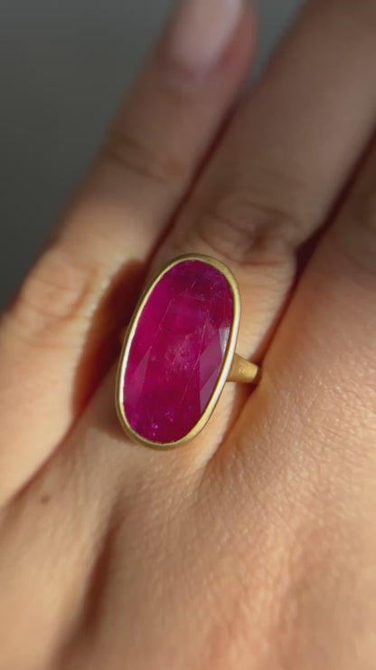 9.38 Oval Ruby Bezel Ring 18KT 9.75g AIG (Burma)
